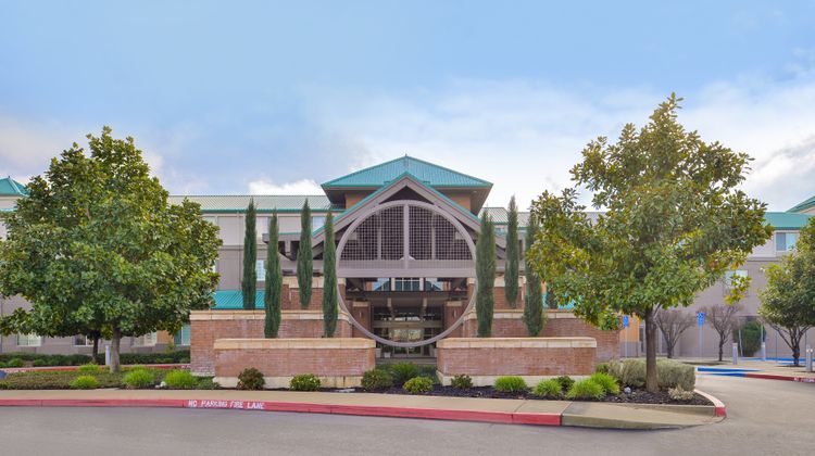 Holiday Inn Express & Suites Exterior