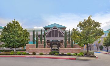Holiday Inn Express & Suites