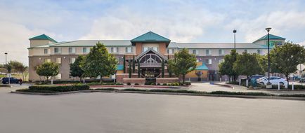Holiday Inn Express & Suites Exterior