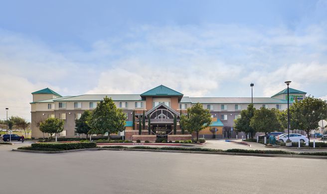 Holiday Inn Express & Suites Exterior