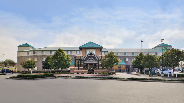 Holiday Inn Express & Suites Exterior
