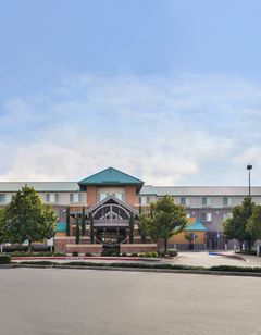 Holiday Inn Express & Suites