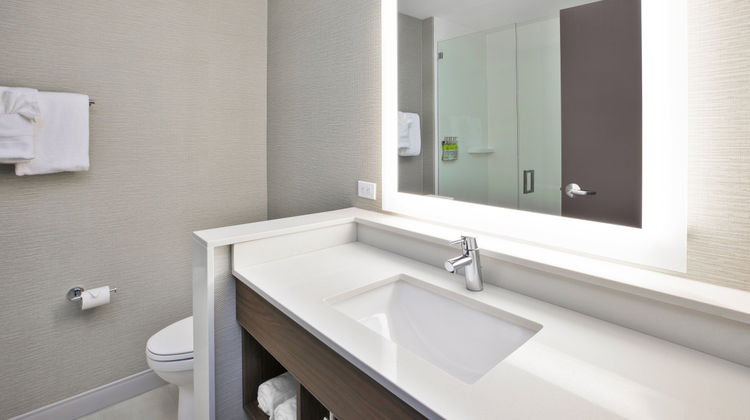 Holiday Inn Express & Suites Okemos MSU Room