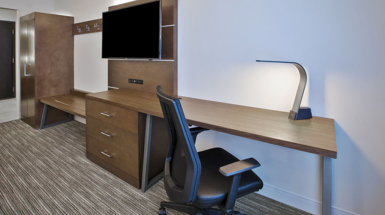Holiday Inn Express & Suites Okemos MSU Room