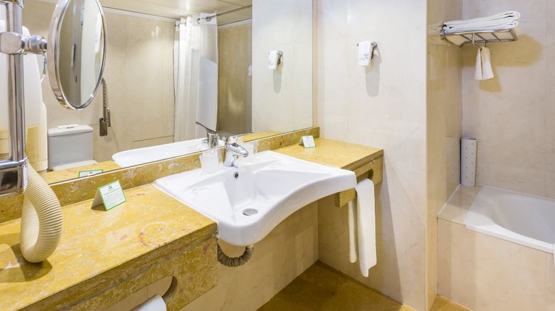 <b>Holiday Inn Lisbon Room</b>. Images powered by <a href="https://www.leonardoworldwide.com/" title="Leonardo Worldwide" target="_blank">Leonardo</a>.