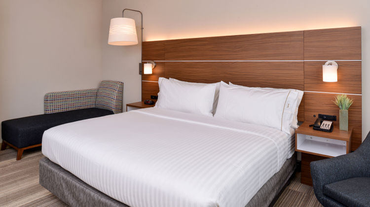 Holiday Inn Express & Suites Salem Room