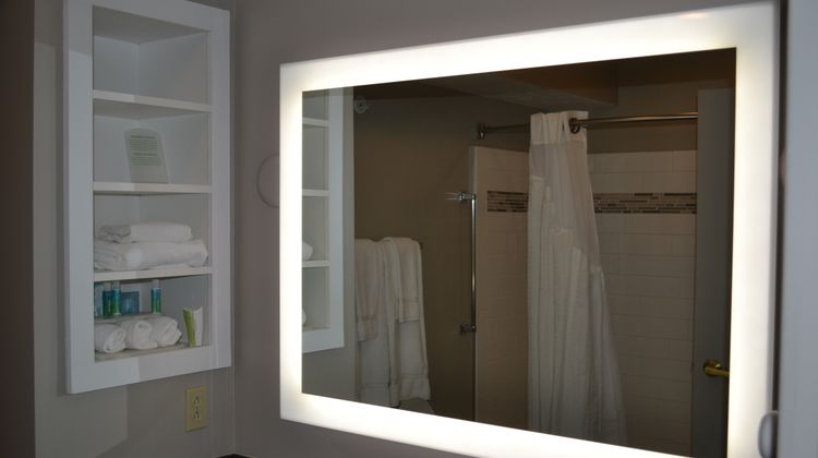 Holiday Inn Express & Suites Kent State Room