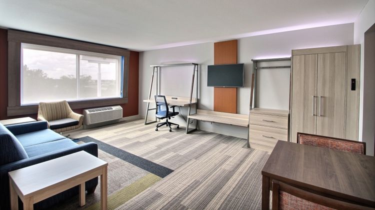Holiday Inn Express & Suites Fond Du Lac Room