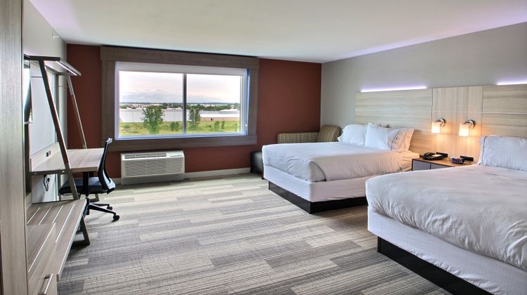 Holiday Inn Express & Suites Fond Du Lac Room
