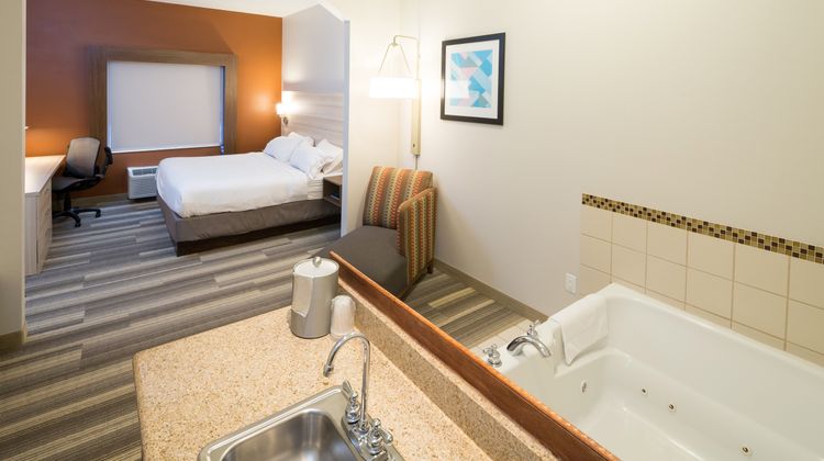 Holiday Inn Express Hotel & Suites Room