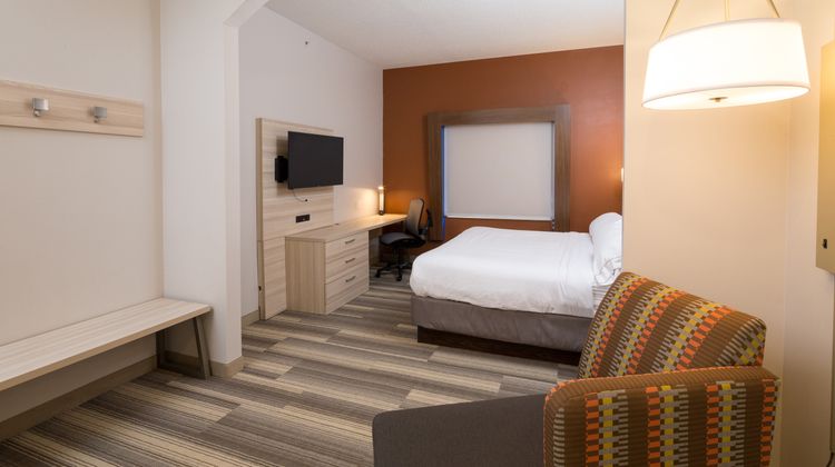 Holiday Inn Express Hotel & Suites Room