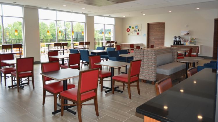 Holiday Inn Express & Suites Charlotte N Restaurant