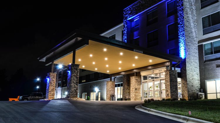 Holiday Inn Express & Suites Charlotte N Exterior