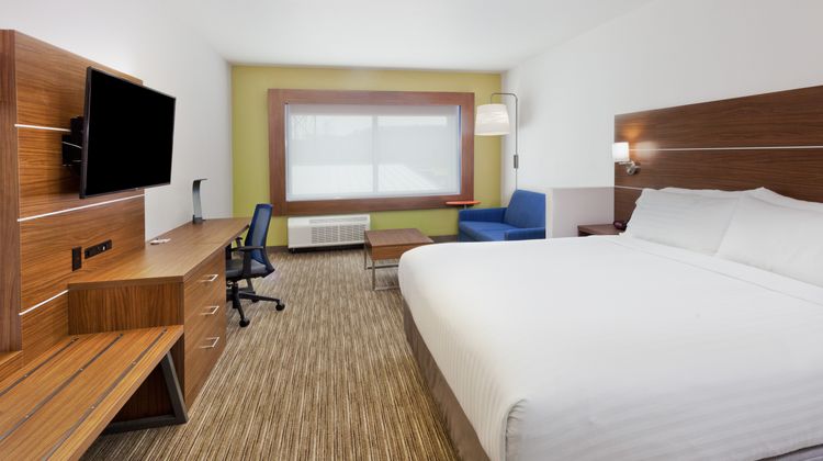 Holiday Inn Express/Suites Cartersville Suite