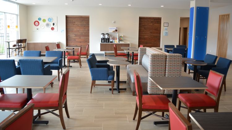 Holiday Inn Express & Suites Charlotte N Restaurant