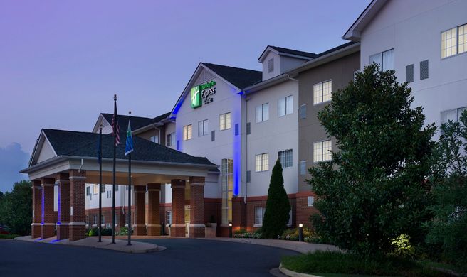 Holiday Inn Express/Stes Charlottesville Exterior