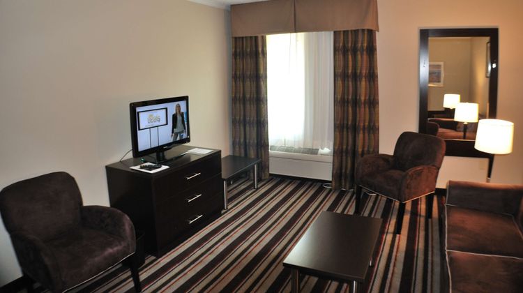 Holiday Inn Express West I40 Room