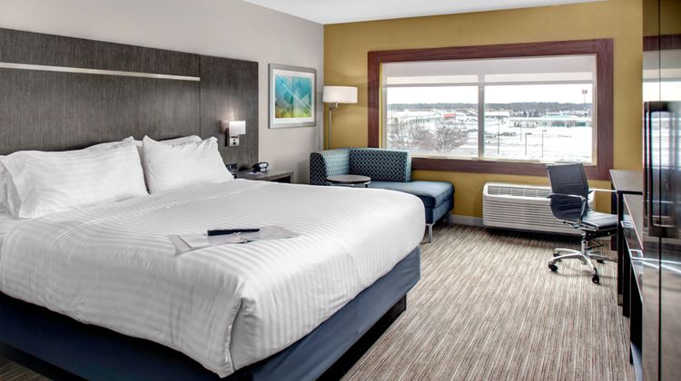 Holiday Inn Express & Suites Coldwater Room