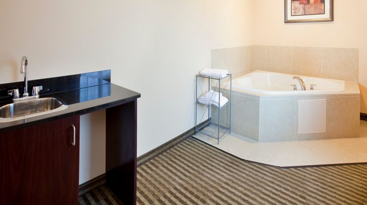 Holiday Inn Express & Suites North Suite