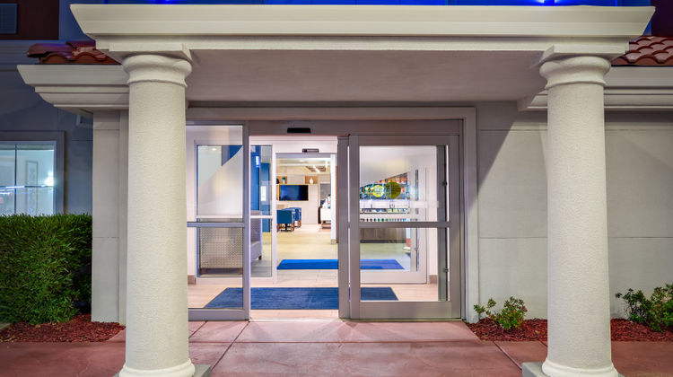 Holiday Inn Express Hotel & Suites Exterior