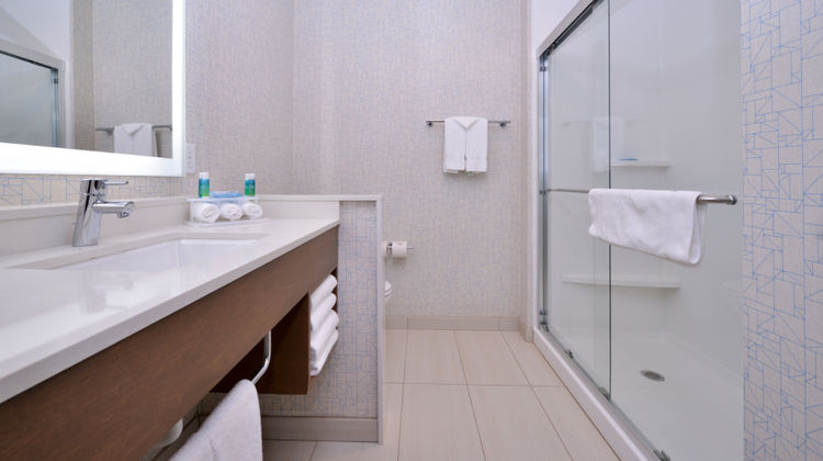 Holiday Inn Express & Suites Madison Room