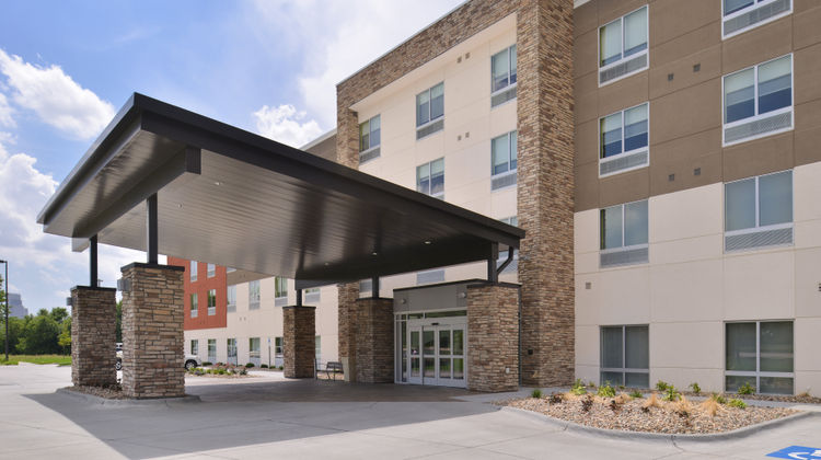 Holiday Inn Express & Suites Omaha Arpt Exterior