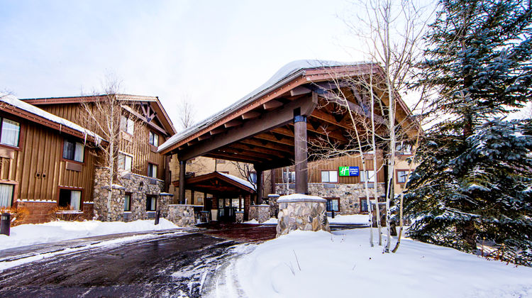 Holiday Inn Express Hotel & Suites Exterior