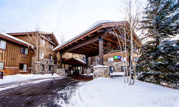 Holiday Inn Express Hotel & Suites