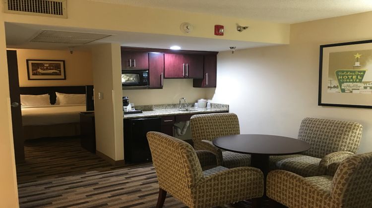 Holiday Inn Express Little Rock Airport Suite