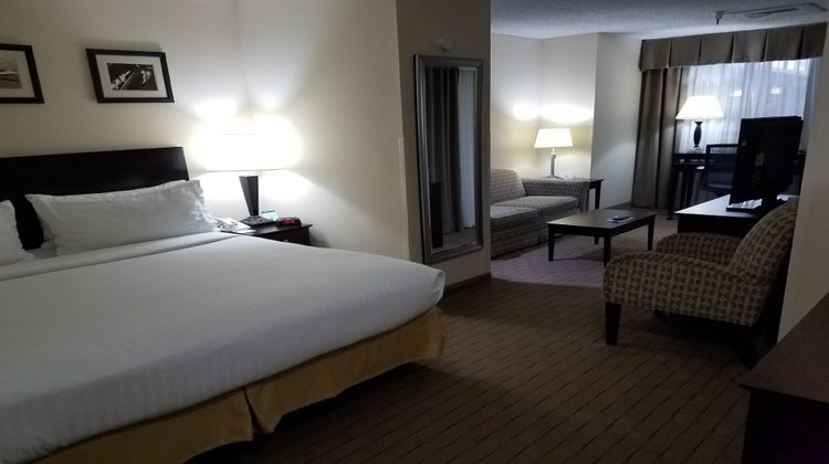 Holiday Inn Express Little Rock Airport Suite
