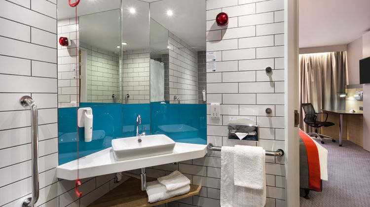 Holiday Inn Express Watford Junction Room
