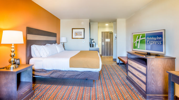 Holiday Inn Express Wichita South Room