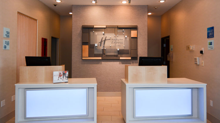Holiday Inn Express Hotel & Suites Lobby