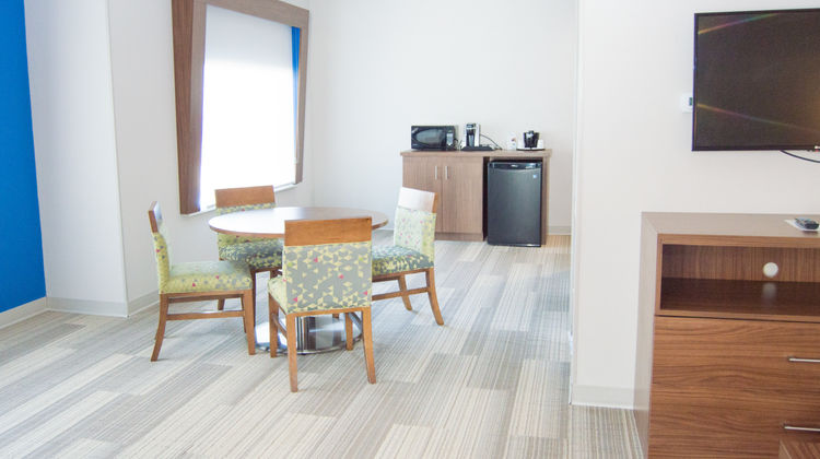 Holiday Inn Express Slidell Room