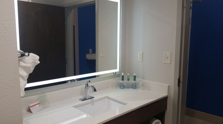 Holiday Inn Express Slidell Room