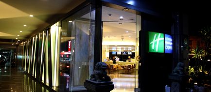 Holiday Inn Express Taoyuan Exterior
