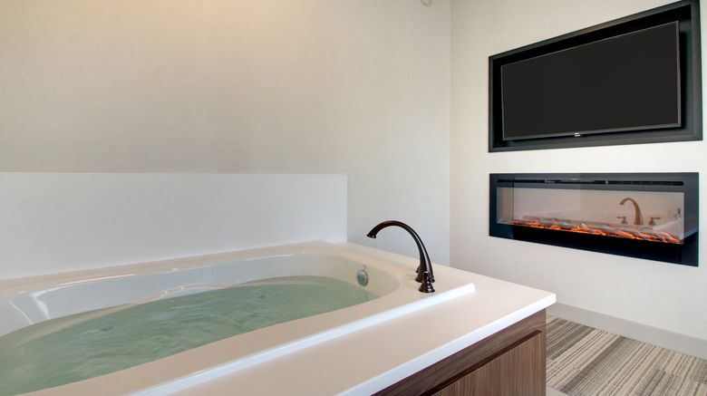 <b>Holiday Inn Express/Stes Aurora-Napervil Suite</b>. Images powered by <a href="https://www.leonardoworldwide.com/" title="Leonardo Worldwide" target="_blank">Leonardo</a>.