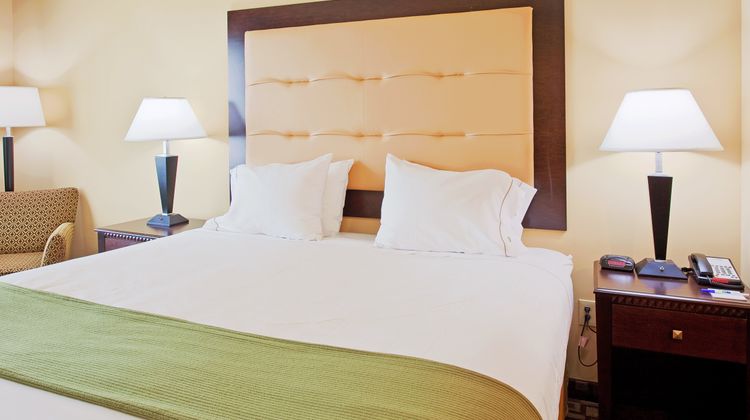 Holiday Inn Express & Suites Foley Room