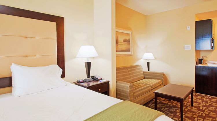 Holiday Inn Express & Suites Foley Suite