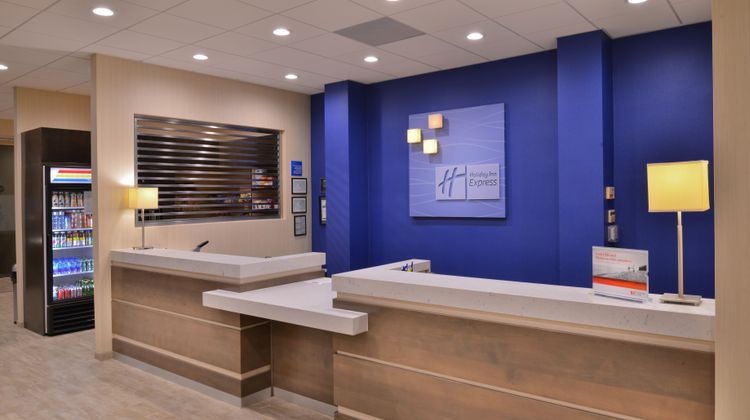 Holiday Inn Express Hotel & Suites Lobby