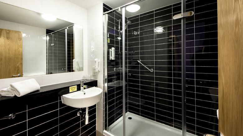 <b>Holiday Inn Express Manchester Airport Room</b>. Images powered by <a href="https://www.leonardoworldwide.com/" title="Leonardo Worldwide" target="_blank">Leonardo</a>.