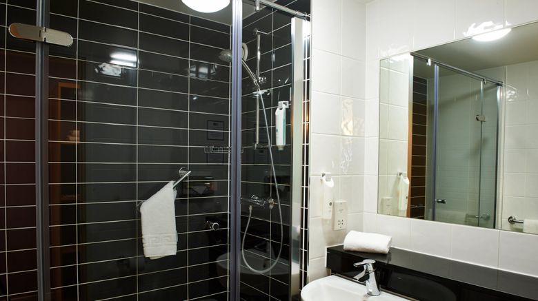<b>Holiday Inn Express Manchester Airport Room</b>. Images powered by <a href="https://www.leonardoworldwide.com/" title="Leonardo Worldwide" target="_blank">Leonardo</a>.