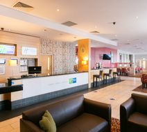 Holiday Inn Express Antrim Lobby