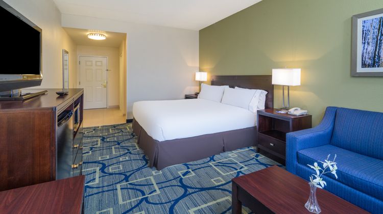 Holiday Inn Express & Suites Suite