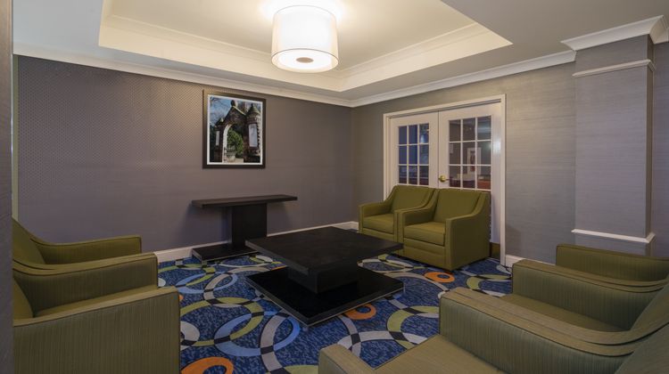 Holiday Inn Express & Suites Lobby