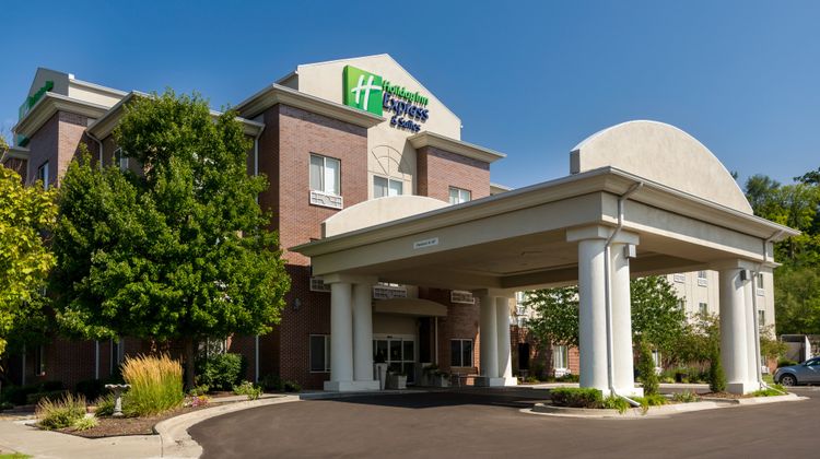 Holiday Inn Express & Suites Exterior