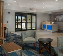 Holiday Inn Express & Suites Lobby