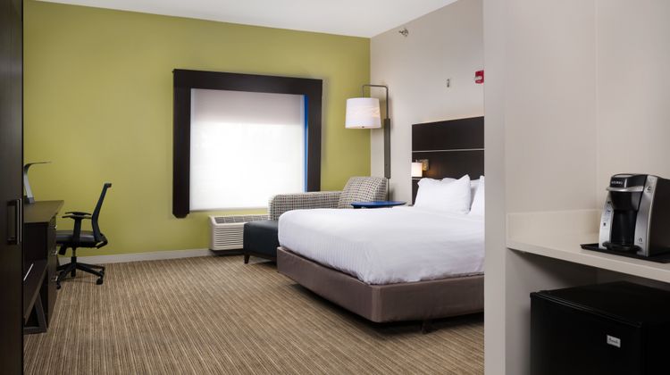 Holiday Inn Express & Suites Room