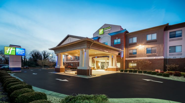 Holiday Inn Express Hotel & Suites Exterior