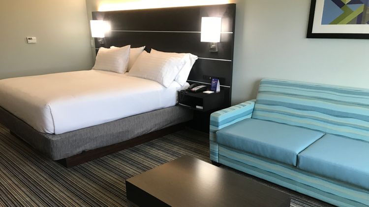 Holiday Inn Express/Suites Simpsonville Room